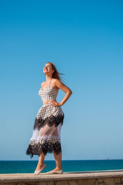 Zamanda yolculuk. Hoş ve güzel bir kadın. Tatilde, şık bir polka elbisesi içinde. Sıradan bir tarz.