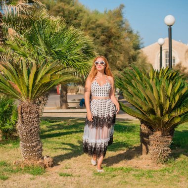 Zamanda yolculuk. Hoş ve güzel bir kadın. Tatilde, şık bir polka elbisesi içinde. Sıradan bir tarz.