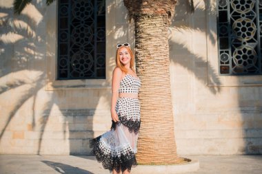 Zamanda yolculuk. Hoş ve güzel bir kadın. Tatilde, şık bir polka elbisesi içinde. Sıradan bir tarz.