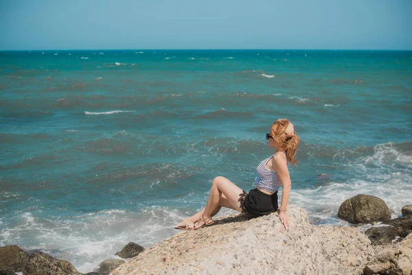 Concepto Aventura Mujer Pelirroja Descanso Grecia Vacaciones Tiempo Vacaciones —  Fotos de Stock