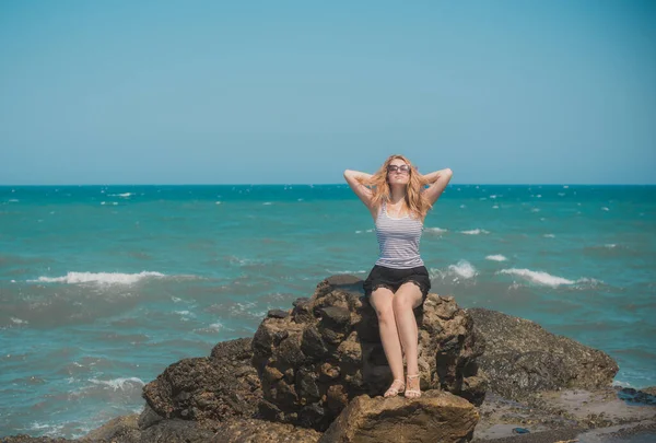 Concepto Aventura Mujer Pelirroja Descanso Grecia Vacaciones Tiempo Vacaciones —  Fotos de Stock