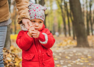 Çocuk hayatı kavramı. Çocuk yaşam tarzı, parkta küçük bir kız.