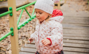 Çocuk hayatı kavramı. Çocuk yaşam tarzı, parkta küçük bir kız.