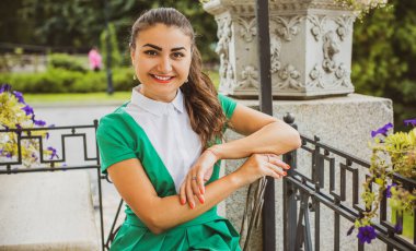 Doğa, yaz tatili, tatil ve insanların konsepti. Parktaki genç Arap kadın iyi bir hayat düşlüyor ve anın tadını çıkarıyor.