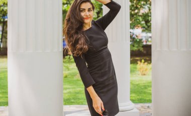 Doğa, yaz tatili, tatil ve insanların konsepti. Parktaki genç Arap kadın iyi bir hayat düşlüyor ve anın tadını çıkarıyor.