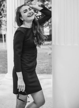 Doğa, yaz tatili, tatil ve insanların konsepti. Parktaki genç Arap kadın iyi bir hayat düşlüyor ve anın tadını çıkarıyor.