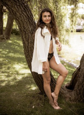 İç çamaşırlı, elbiseli, güzel vücutlu, uzun siyah saçlı, muhteşem vücutlu, modern çağ ve kadın güzelliği kavramına sahip güzel, modern İspanyol bir kız.