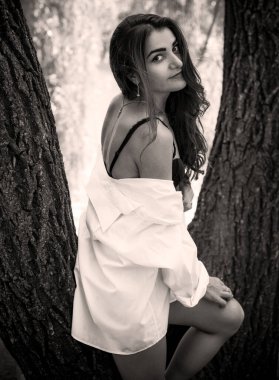 İç çamaşırlı, elbiseli, güzel vücutlu, uzun siyah saçlı, muhteşem vücutlu, modern çağ ve kadın güzelliği kavramına sahip güzel, modern İspanyol bir kız.