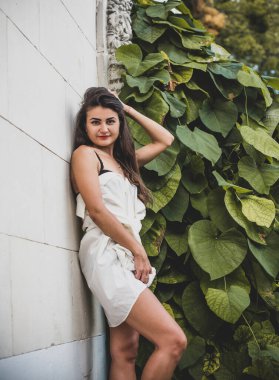 İç çamaşırlı, elbiseli, güzel vücutlu, uzun siyah saçlı, muhteşem vücutlu, modern çağ ve kadın güzelliği kavramına sahip güzel, modern İspanyol bir kız.