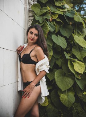 İç çamaşırlı, elbiseli, güzel vücutlu, uzun siyah saçlı, muhteşem vücutlu, modern çağ ve kadın güzelliği kavramına sahip güzel, modern İspanyol bir kız.