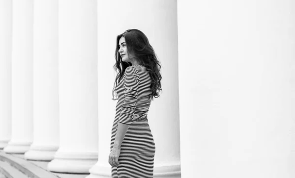 Retrato Elegante Bela Menina Latina Hispânica Feliz Vestido Listrado Com — Fotografia de Stock