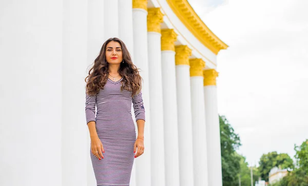 Retrato Elegante Bela Menina Latina Hispânica Feliz Vestido Listrado Com — Fotografia de Stock