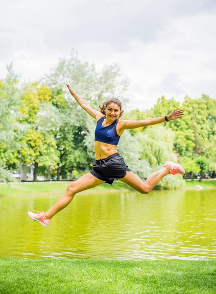 Krásná Brunetka Žena Fitness Dívka Cvičení Venku Listnatém Zeleném Městském — Stock fotografie