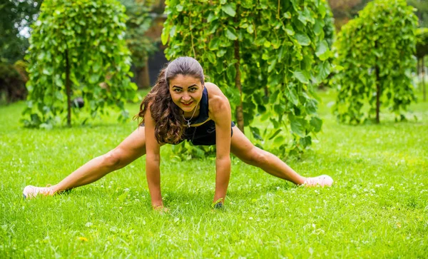 Krásná Brunetka Žena Fitness Dívka Cvičení Venku Listnatém Zeleném Městském — Stock fotografie