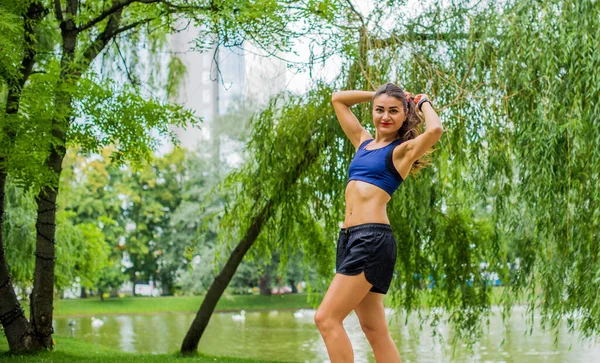 Bela Menina Fitness Feminina Morena Exercitando Fora Parque Cidade Frondosa — Fotografia de Stock