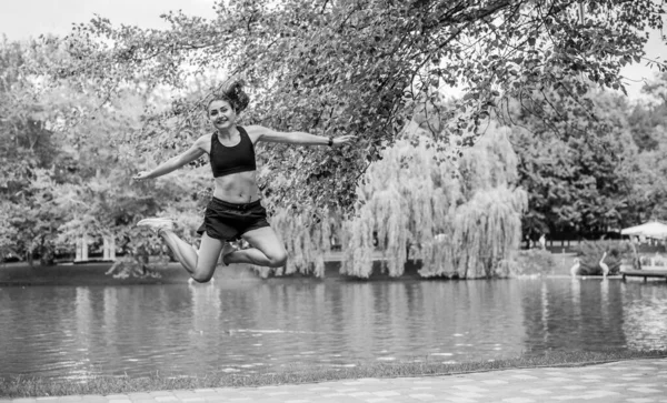 Bela Menina Fitness Feminina Morena Exercitando Fora Parque Cidade Frondosa — Fotografia de Stock