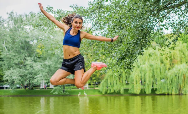 Bela Menina Fitness Feminina Morena Exercitando Fora Parque Cidade Frondosa — Fotografia de Stock