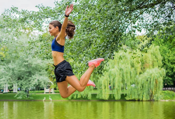 Krásná Brunetka Žena Fitness Dívka Cvičení Venku Listnatém Zeleném Městském — Stock fotografie