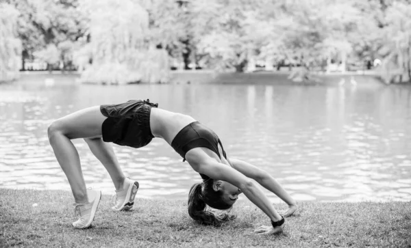 Gyönyörű Barna Fitness Lány Gyakorló Kívül Egy Leveles Zöld Városi — Stock Fotó