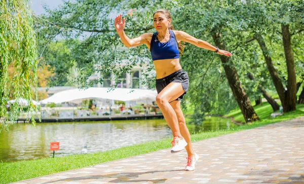 Bela Menina Fitness Feminina Morena Exercitando Fora Parque Cidade Frondosa — Fotografia de Stock