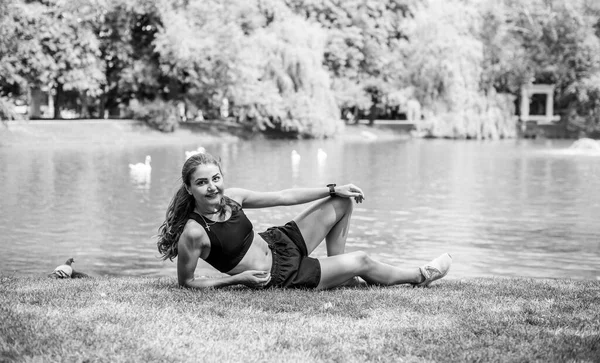 Bela Menina Fitness Feminina Morena Exercitando Fora Parque Cidade Frondosa — Fotografia de Stock