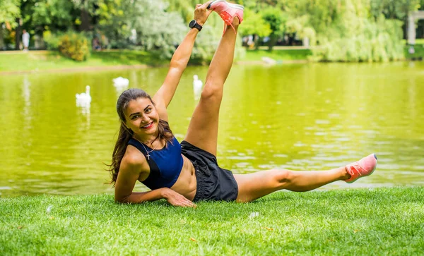 Bela Menina Fitness Feminina Morena Exercitando Fora Parque Cidade Frondosa — Fotografia de Stock