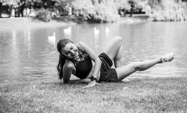 Bela Menina Fitness Feminina Morena Exercitando Fora Parque Cidade Frondosa — Fotografia de Stock