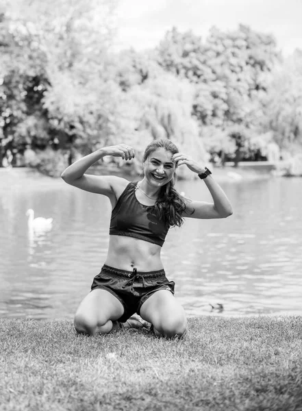 Bela Menina Fitness Feminina Morena Exercitando Fora Parque Cidade Frondosa — Fotografia de Stock