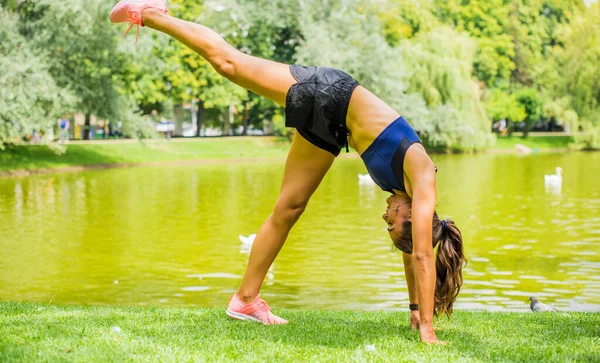 Belle Brune Fitness Féminine Faisant Exercice Extérieur Dans Parc Verdoyant — Photo