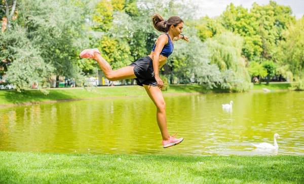 Hermosa Chica Morena Fitness Femenina Haciendo Ejercicio Fuera Frondoso Verde — Foto de Stock