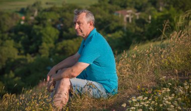 Olgun bir Avrupalı, doğada felsefi bir havası var. 50 yıl sonra yaşam konsepti, sorunlar ve depresyon. Orta yaş bunalımı