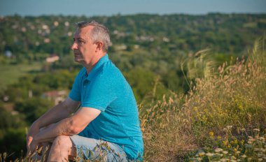 Olgun bir Avrupalı, doğada felsefi bir havası var. 50 yıl sonra yaşam konsepti, sorunlar ve depresyon. Orta yaş bunalımı