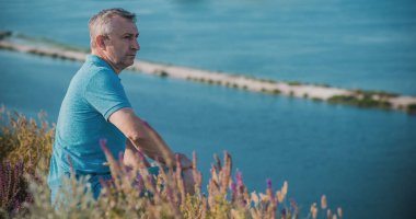 Olgun bir Avrupalı, doğada felsefi bir havası var. 50 yıl sonra yaşam konsepti, sorunlar ve depresyon. Orta yaş bunalımı