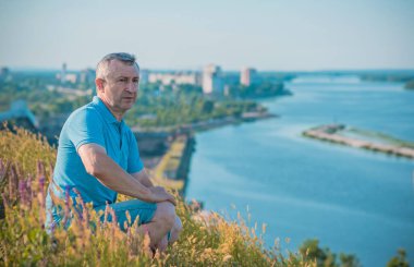 Olgun bir Avrupalı, doğada felsefi bir havası var. 50 yıl sonra yaşam konsepti, sorunlar ve depresyon. Orta yaş bunalımı