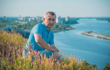 Olgun bir Avrupalı, doğada felsefi bir havası var. 50 yıl sonra yaşam konsepti, sorunlar ve depresyon. Orta yaş bunalımı