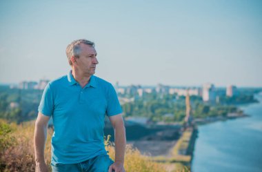 Olgun bir Avrupalı, doğada felsefi bir havası var. 50 yıl sonra yaşam konsepti, sorunlar ve depresyon. Orta yaş bunalımı