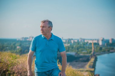 Olgun bir Avrupalı, doğada felsefi bir havası var. 50 yıl sonra yaşam konsepti, sorunlar ve depresyon. Orta yaş bunalımı