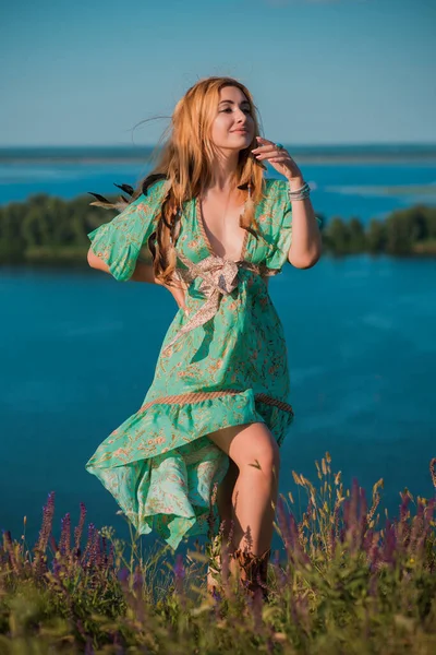 Vintage Stile Boho Ragazza Abito Raso Stivali Tramonto Vestiti Alla — Foto Stock