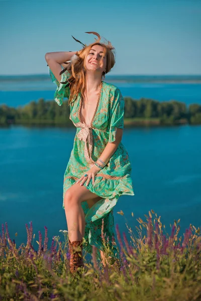 Vintage Stile Boho Ragazza Abito Raso Stivali Tramonto Vestiti Alla — Foto Stock