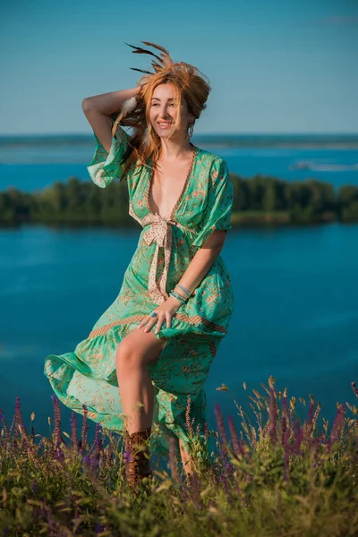 Vintage Boho Stil Mädchen Satinkleid Und Stiefeln Bei Sonnenuntergang Modische — Stockfoto