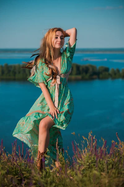 Klasik Boho Tarzı Saten Elbiseli Gün Batımında Çizmeli Bir Kız — Stok fotoğraf
