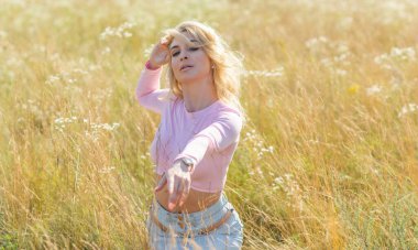 Pembe bluz ve etekli sarışın romantik kadın, güzel bayan kıyafeti, çayırdaki kız.