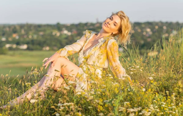 Blond Romantisk Kvinna Fluffig Klänning Vackra Damer Outfit Flicka Ängen — Stockfoto
