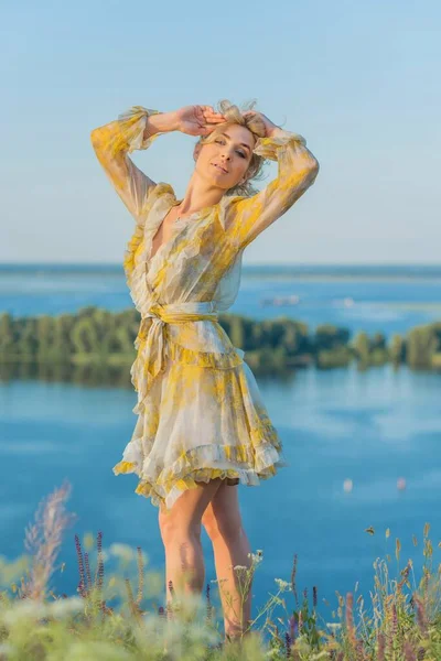 Blondynka Romantyczna Kobieta Puszystej Sukience Ładny Strój Damski Dziewczyna Łące — Zdjęcie stockowe