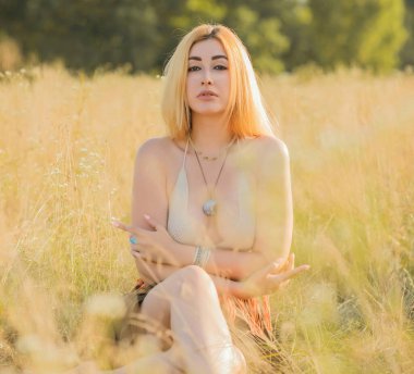 Klasik Boho tarzı, günbatımında hippi tarzı bir kız, şık kıyafetler ve detaylar..  