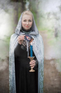 Ormanda mum ve büyü ile büyülü bir ayin. Cadılık ve esrarengiz kavramlar. Cadı ya da putperestlik