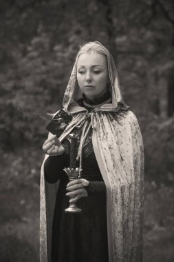 Ormanda mum ve büyü ile büyülü bir ayin. Cadılık ve esrarengiz kavramlar. Cadı ya da putperestlik