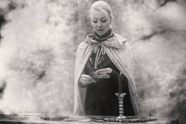 Ormanda mum ve büyü ile büyülü bir ayin. Cadılık ve esrarengiz kavramlar. Cadı ya da putperestlik