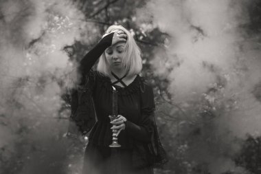 Ormanda mum ve büyü ile büyülü bir ayin. Cadılık ve esrarengiz kavramlar. Cadı ya da putperestlik