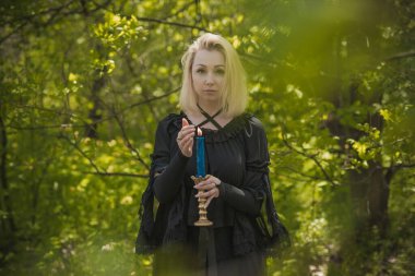 Ormanda mum ve büyü ile büyülü bir ayin. Cadılık ve esrarengiz kavramlar. Cadı ya da putperestlik